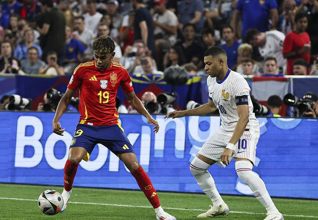 英格兰碾压西班牙，罗德里带队取胜